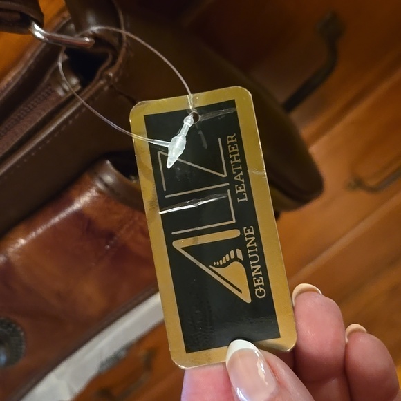 NEW: ALIZ Genuine Leather Purse w/Silver Heart Accents - Picture 4 of 11